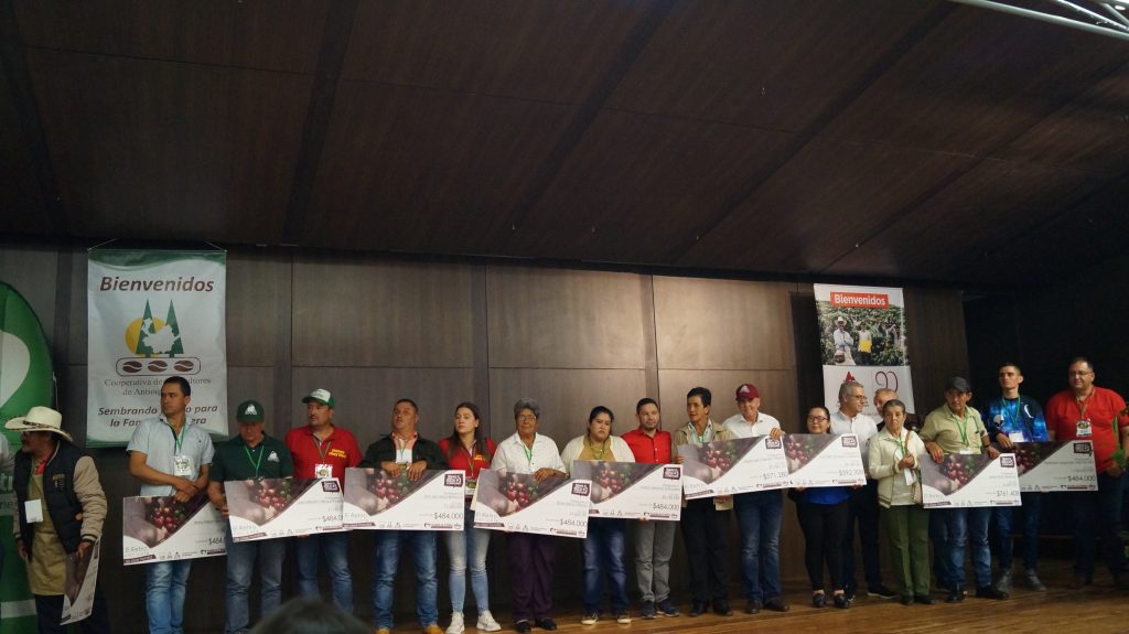 Entrega de sobreprecios para los concursantes de «El Retiro con café de clase mundial»